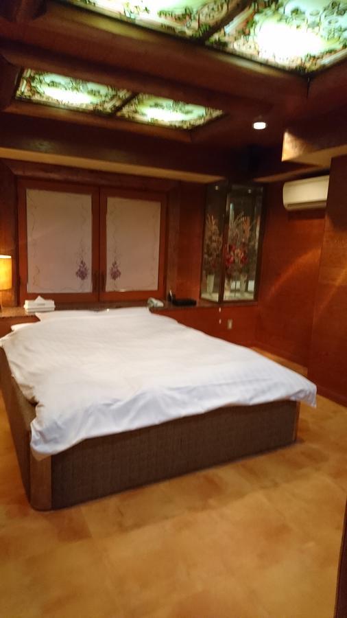 Hotel Loire (Adults Only) Osaka Bagian luar foto